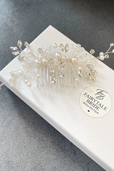 Willow is perfect if you're looking for something sparkly with a touch of elegance. This bridal hair comb features beautiful freshwater pearls and crystals. Wear this hair comb at the back of your head in the centre or to one side.