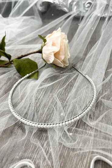 The name says it all! This slim pearl headband gives off a timeless feel that will add the perfect finishing touch for those Brides who want the dress to do all the talking! Why not team it with our 'Dreamy' Veil for that minimalist style.